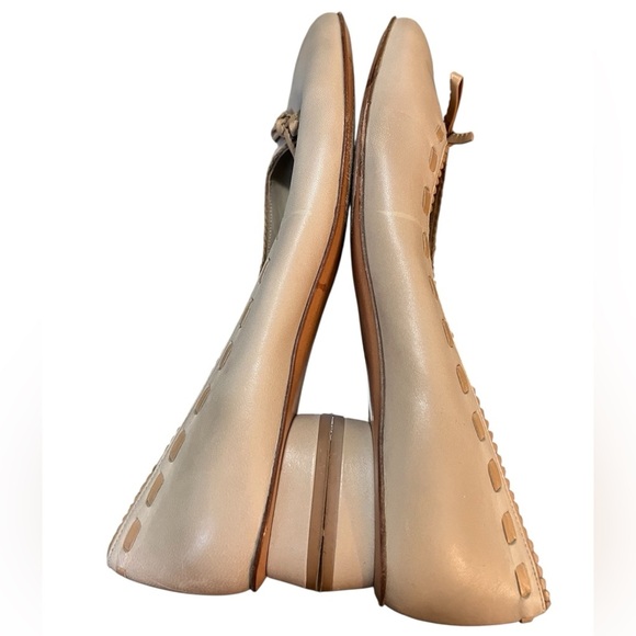 Stuart Weitzman cream tan leather kitten heels with whipstich and bow details - Picture 3 of 9